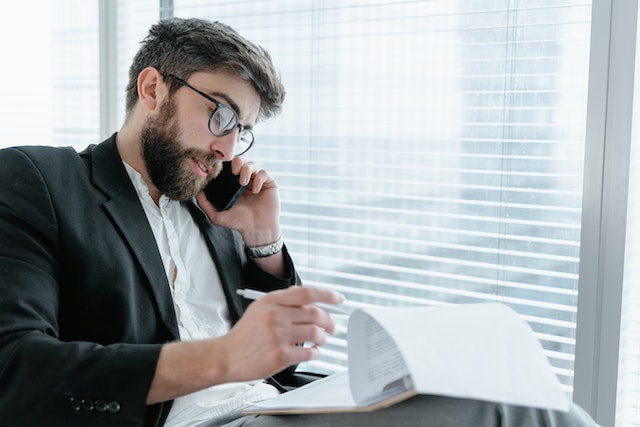 propety-manager-on-phone-call-with-tenant propety-manager-on-phone-call-with-tenant